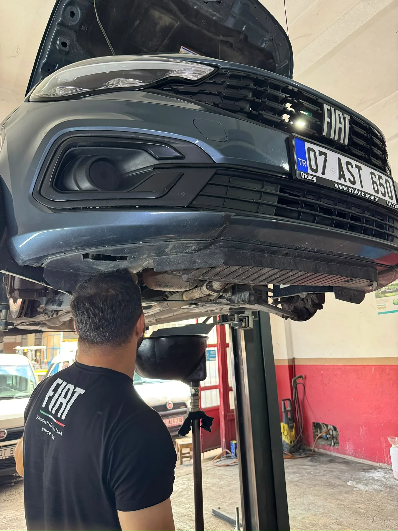 Fiat aracın Sakarya Birlik Otomotiv servisinde lift üzerinde bakımı